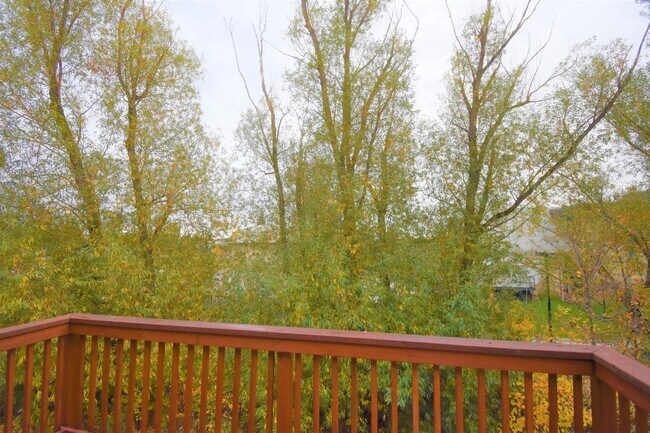 Building Photo - Great top floor 2 bed 1 bath condo, amazin...
