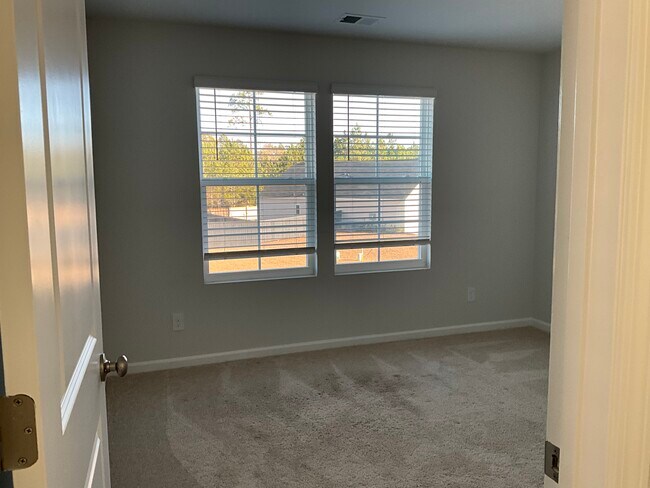 Building Photo - 131 Freesia Dr