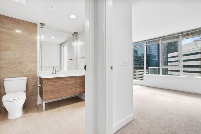 Building Photo - Stellar Denny Triangle Luxury Condo