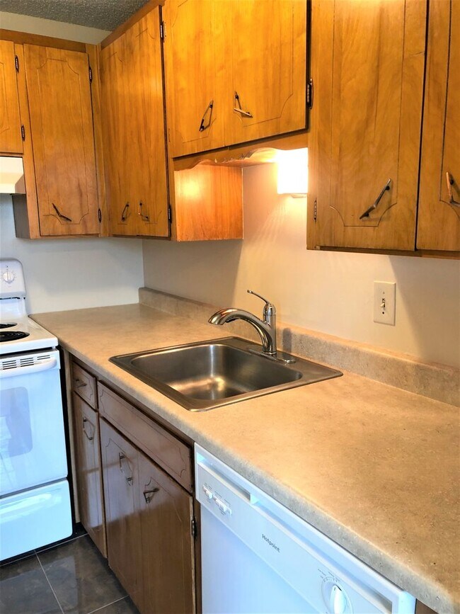 Building Photo - Gilmanor Apartments - 1BD/1BA Renovated Ap...
