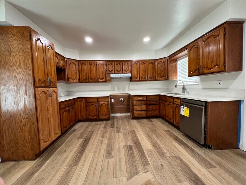 Kitchen - 511 E 213th St