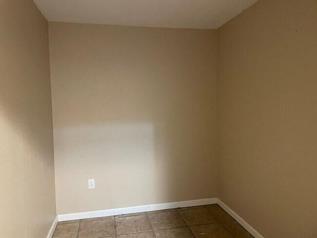 Building Photo - 3/2/2 plus bonus room WOISD