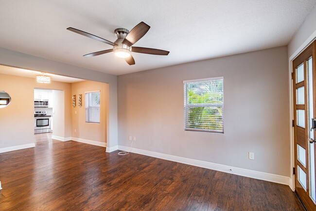 Building Photo - 3208 W Napoleon Ave