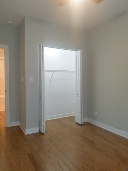Building Photo - 4837 N Wolcott Ave