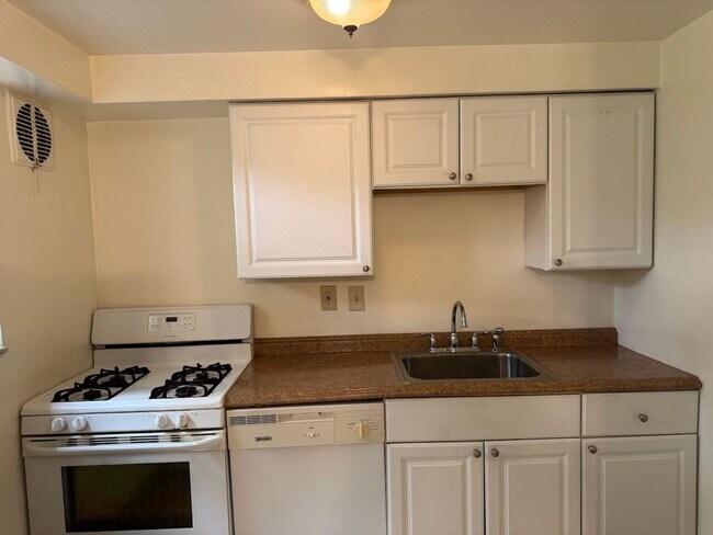 Interior Photo - 2355 Eldridge