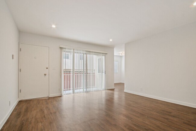 Building Photo - 1043 5th St