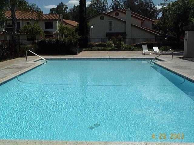Building Photo - Escondido 3 Br Gated LOVELY Townhome 2 pat...