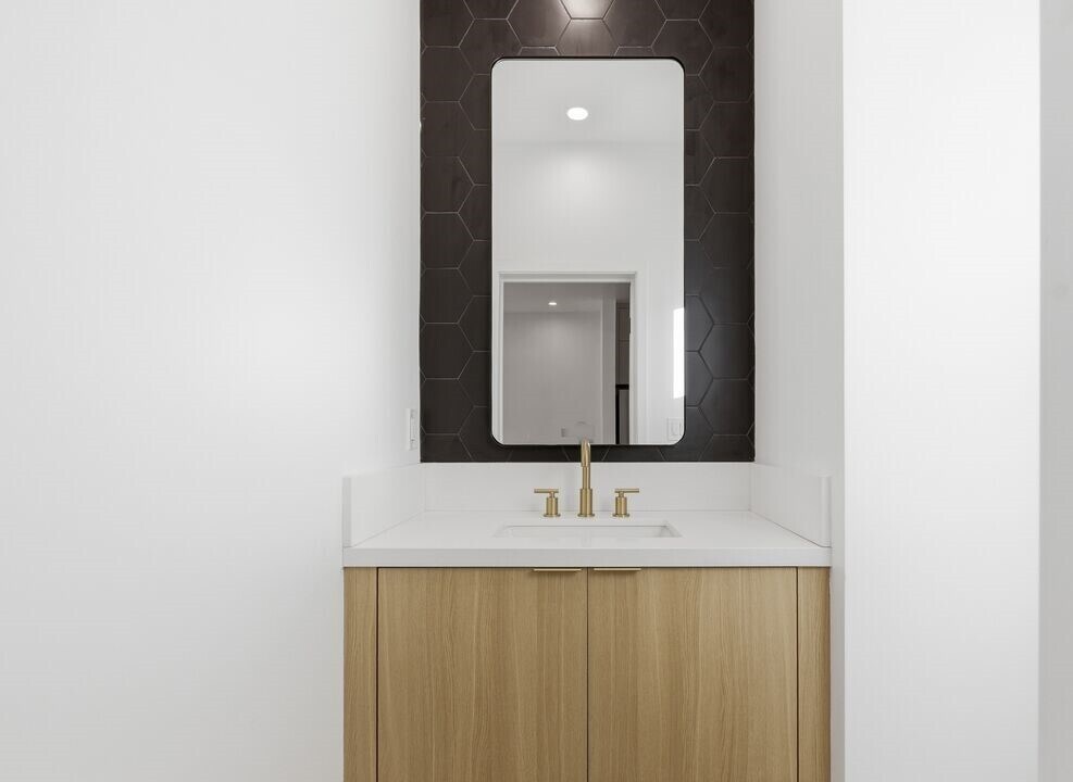 Building Photo - 2835 S Redondo Blvd