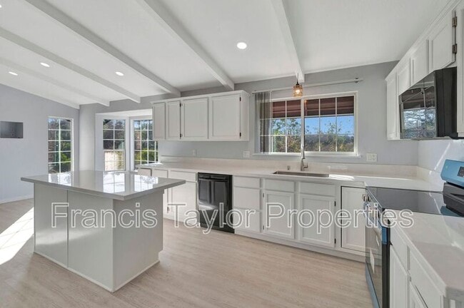 Building Photo - 16303 Avenida Florencia