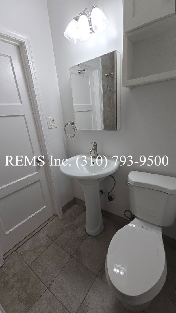 Building Photo - Remodeled 1 Bedroom Upstairs Apartment w/ Garage Parking