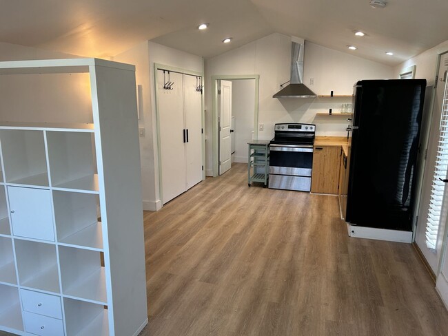 Building Photo - Amazing Super Cute Stand-Alone Studio in B...