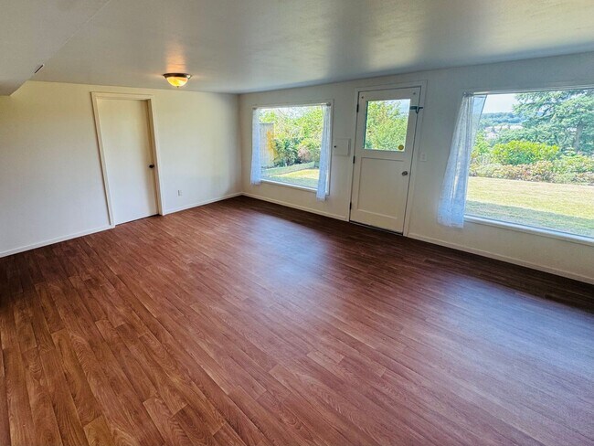 Building Photo - 3 bed/2 Bath, Spacious Home in Mount Verno...