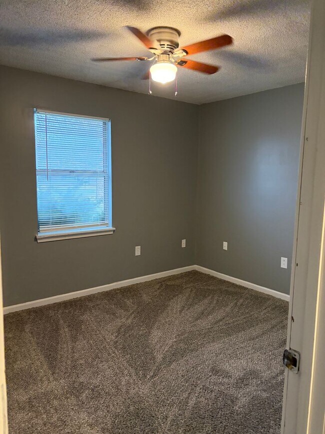 Building Photo - 4632-4634 Southampton Ct