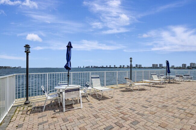 Building Photo - 2936 Lake Shore Dr