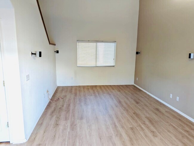 Building Photo - 8074 W Beck Ln