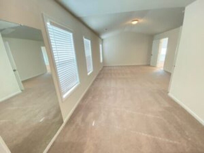 Building Photo - Like New in Longview!