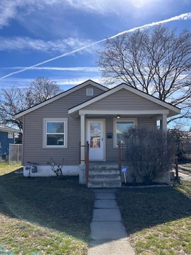 Primary Photo - Single Family Home on Spokanes North Side!!