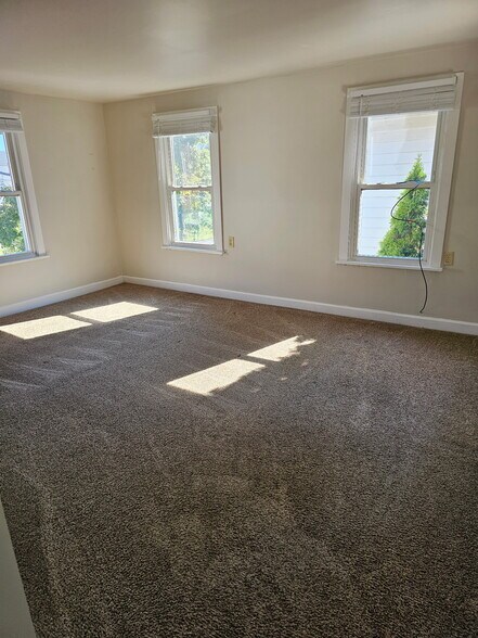 Building Photo - 512 Cemetery St