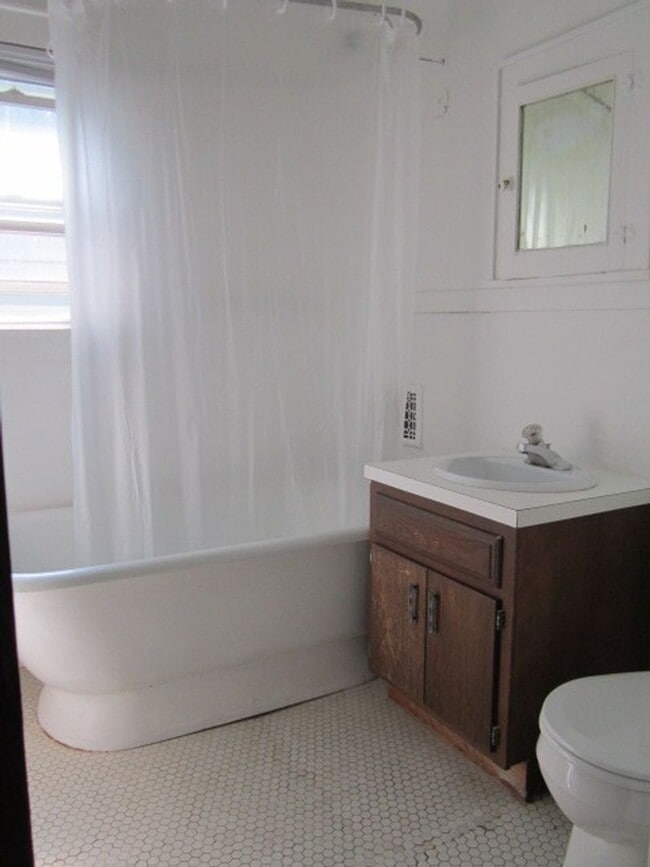 Building Photo - 620 Euclid Ave