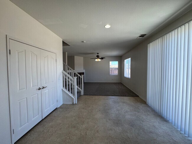 Building Photo - Victorville 3 Bedroom Home