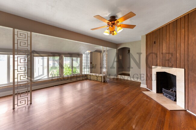 Building Photo - 9306 W Maple St