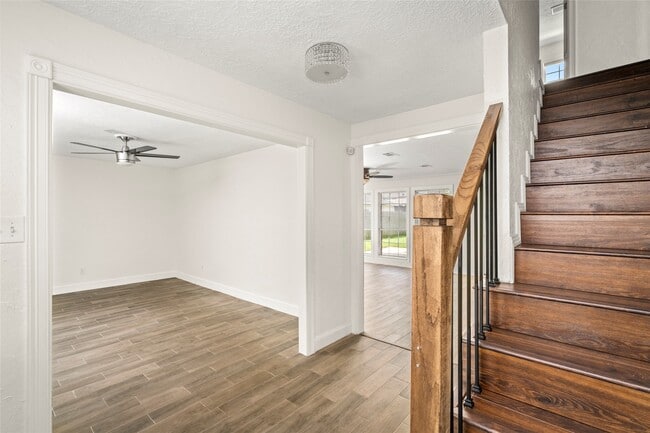 Building Photo - 560 Landfall Ln