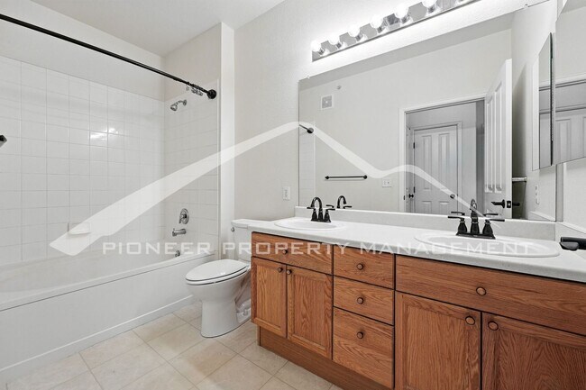 Building Photo - Spacious Condo with Central AC and Washer/...