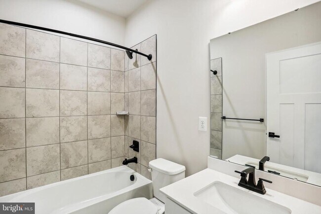 Building Photo - 19753 Grn Vlg Dr