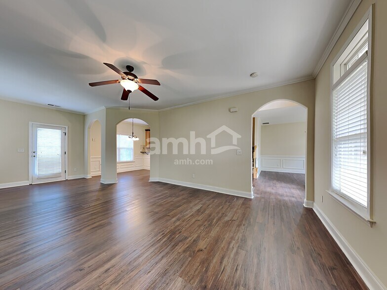 Building Photo - 483 Quick Silver Dr