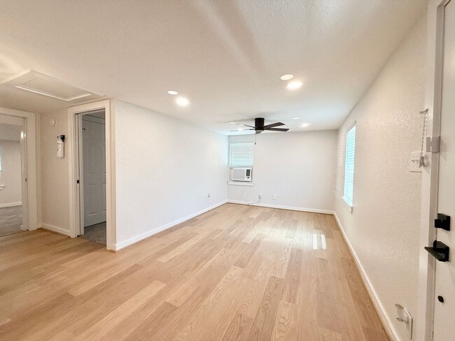 Building Photo - Elegant 2/1 Beach Cottage in Surfside !