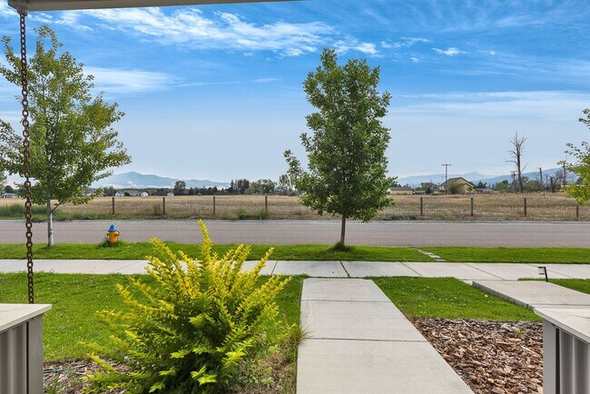 Building Photo - 3 Bed 2.5 Bath Townhome With Garage | $2,6...