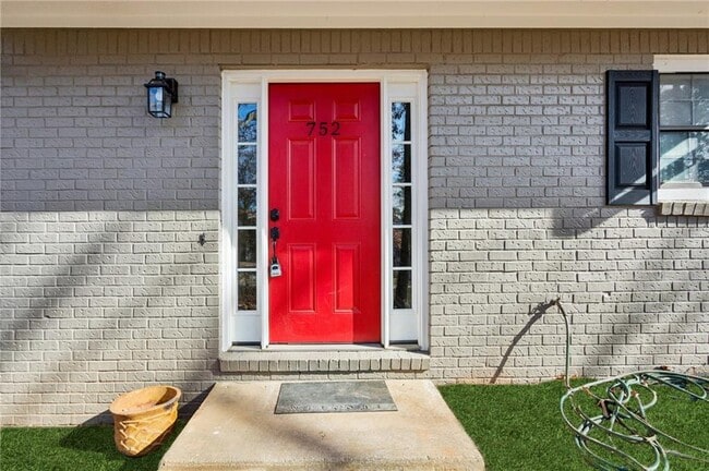 Building Photo - 752 Barnes Mill Trace NE