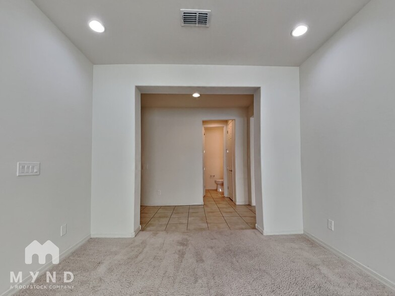 Building Photo - 8756 W Rancho Dr