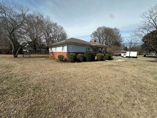 Building Photo - Charming 3BR Home Near Duke Regional – Mov...