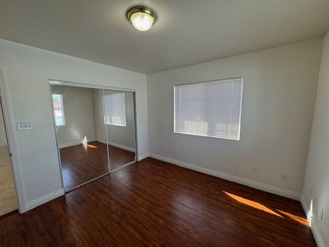 Building Photo - 253 E Plymouth St