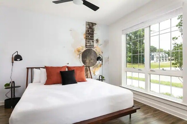 Building Photo - 738 Douglas Ave