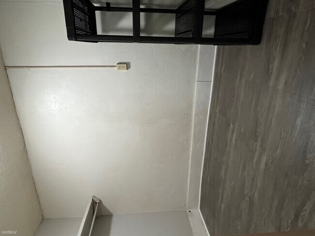 Building Photo - 1 br, 1 bath Triplex - 106 E Main St Apt A