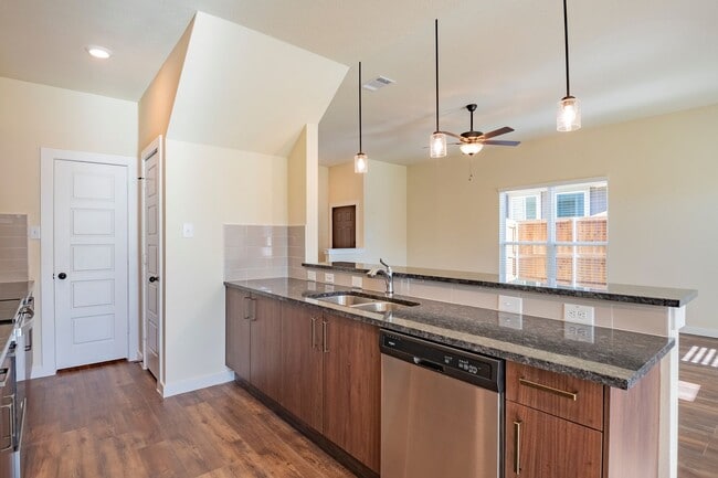 Building Photo - AVAILABLE NOW! GORGEOUS 4 BEDROOM DUPLEX LOCATED IN MIDLOTHIAN ISD!