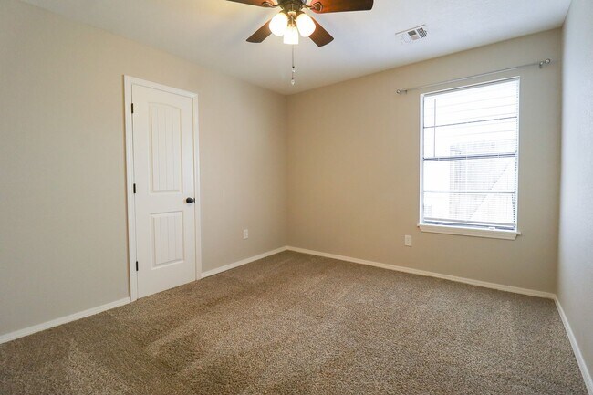 Building Photo - This Beautiful Home by Hunter Park is Wait...