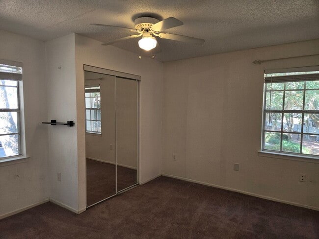 Building Photo - Updated 3BR/3BA condo in Windsor Condomini...