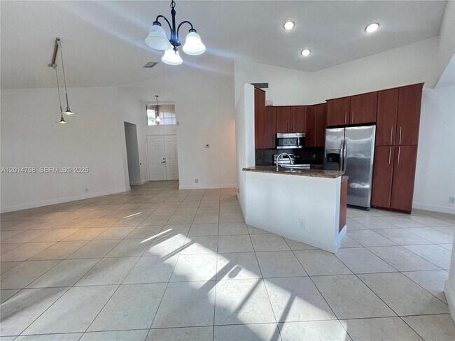 Building Photo - 465 Somerset Way