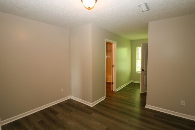 Building Photo - Lincoln Tri-Plex Upstairs Unit