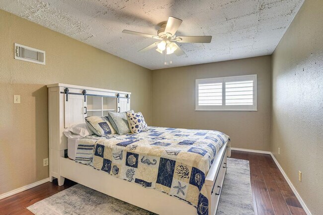 Building Photo - 18654 Martinique Dr