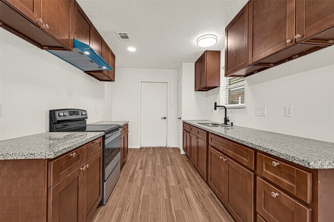 Building Photo - 13327 N Thorntree Dr