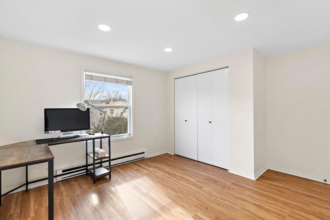 Building Photo - 404 Halladay St