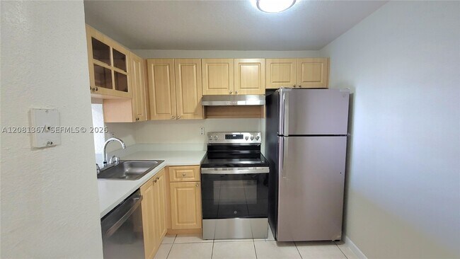 Building Photo - 9360 Fontainebleau Blvd