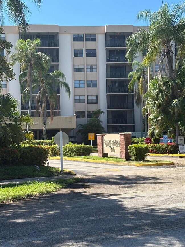 Building Photo - 900 NE 195th St