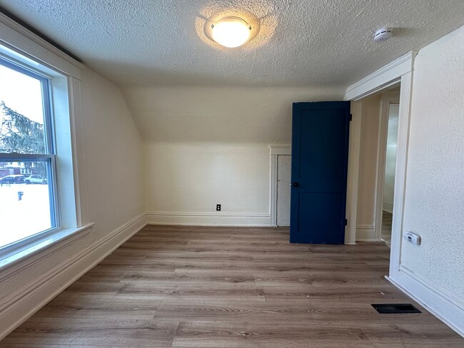 Building Photo - Two Bedroom One Bathroom Available in Battle Creek