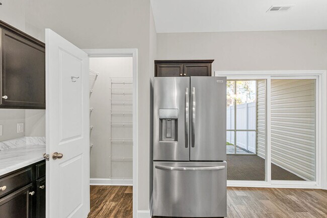 Building Photo - 10 Jaydn Dr W