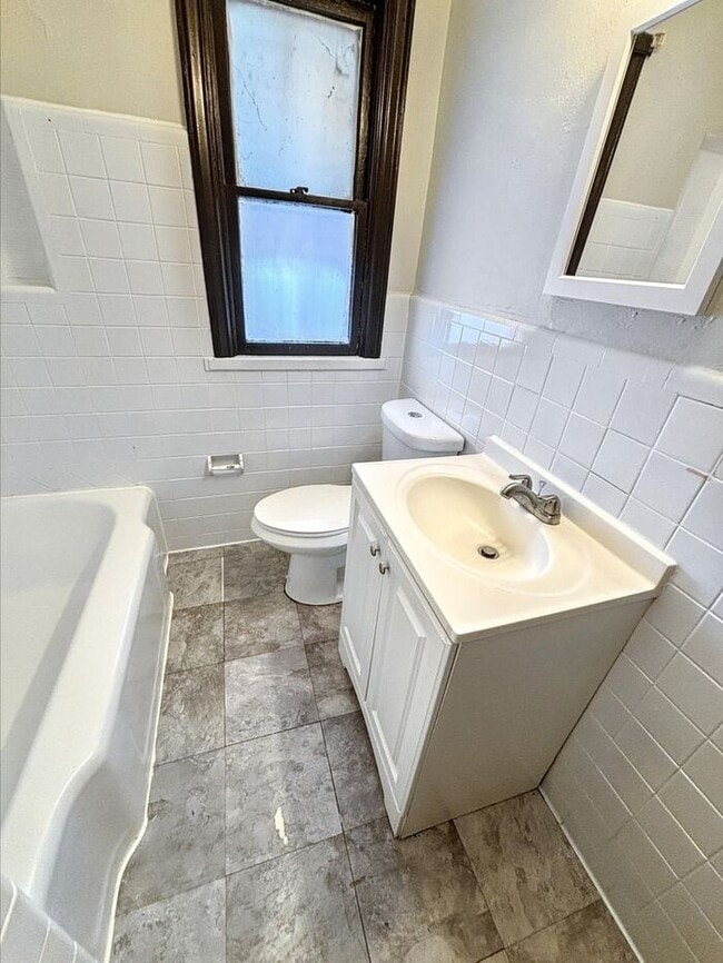 Building Photo - Charming 2-Bedroom Home with Garage and Co...